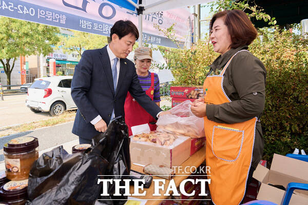 대전시 서구 관저1동 복지만두레는가 15일 동 행정복지센터 주차장에서 관내 소외계층을 돕기 위한 ‘사랑의 바자회’를 개최했다. 전문학 청장이 바자회 행사에 함께했다. /대전 서구
