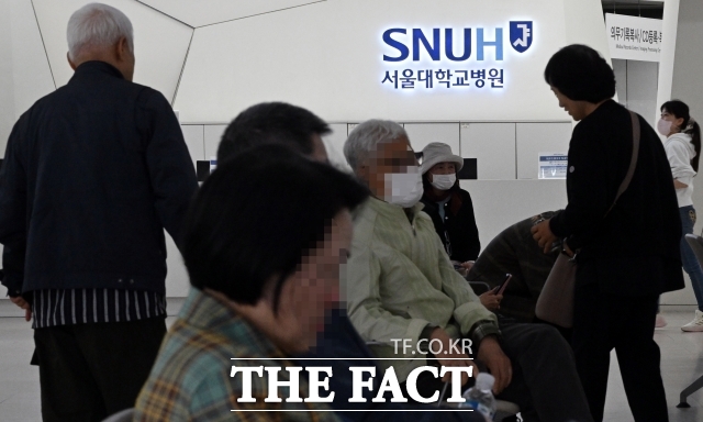 2025년 5월 7일 서울대학교병원에서 국민들이 진료 대기하고 있다. /더팩트DB
