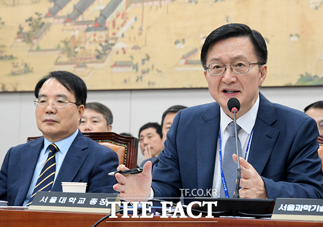 유홍림 서울대학교 총장이 16일 서울 영등포구 국회에서 열린 국회 교육위원회 국정감사에 참석해 발언하고 있다. /국회=배정한 기자