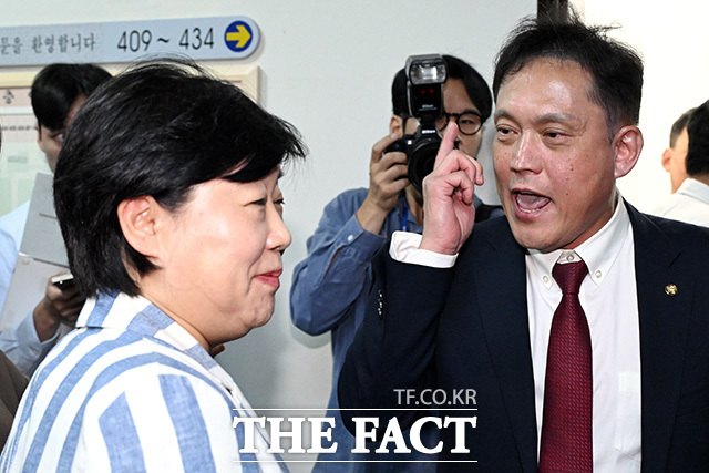 정치인은 자신의 이름을 알리는 데 그치지 않고, 목소리를 낼 기회조차 얻지 못한 사람들을 대변해야 한다. 사진은 지난 6일 국회에서 대법원 등에 대한 국정감사가 중지된 후 언쟁을 하고 있는 서영교 법사위원장(왼쪽)과 김태규 국민의힘 의원. /남용희 기자