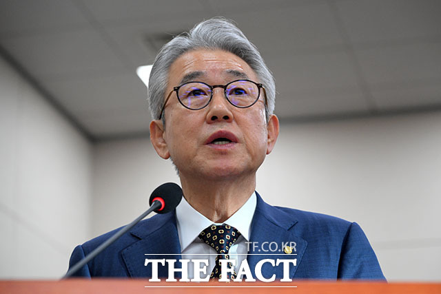 강호동 농협중앙회장(왼쪽)이 증인 선서를 하고 있다.