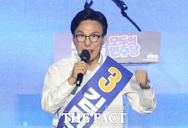 조국혁신당이 민주당과의 연대·협력 논의에 진전이 없다며 양당 지도부의 적극적인 협력을 촉구했다. 사진은 김민석 대표가 지난 8월 17일 대전컨벤션센터에서 열린 민주당 전당대회에서 연설하는 모습. /남용희 기자