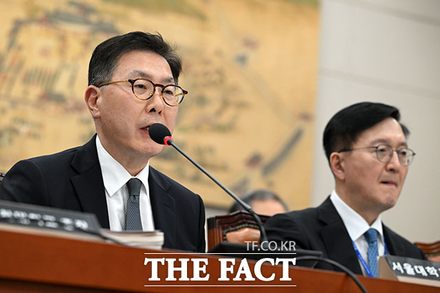 답변하는 백남종 서울대학교병원장(오른쪽).