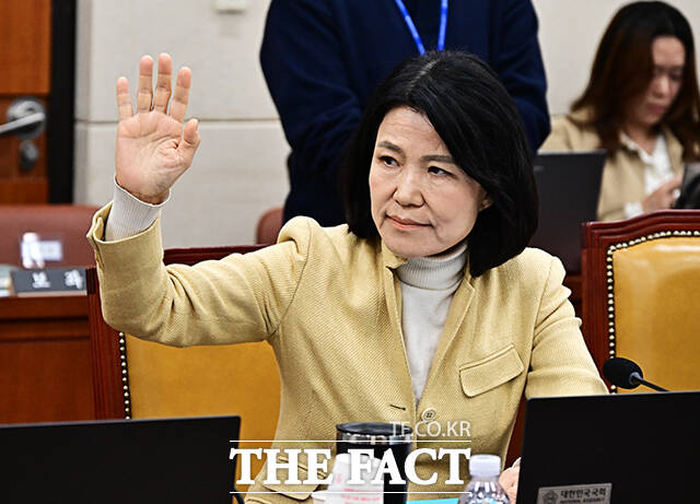이진숙 국민의힘 의원이 16일 오후 서울 여의도 국회 과학기술정보방송통신위원회에서 열린 KBS·EBS·방송문화진흥회·시청자미디어재단 등에 대한 국정감사에서 감사중지가 선언되자 이동하고 있다.