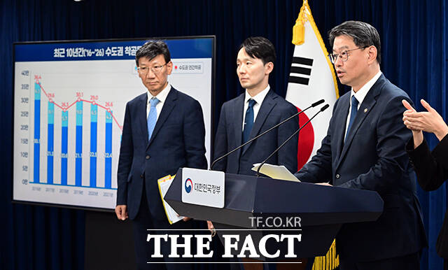 김이탁 국토교통부 1차관(오른쪽 세 번째)이 16일 오후 서울 종로구 정부서울청사에서 열린 제1차 주택공급 정례브리핑에 참석해 주택공급 추진 상황과 함께 향후 공급 계획을 밝히고 있다. /임영무 기자
