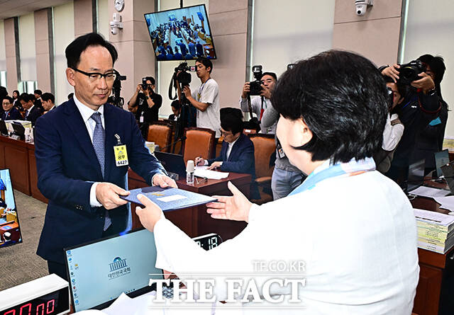 김대웅 서울고등법원장이 16일 오전 서울 여의도 국회 법제사법위원회에서 열린 서울고등법원, 수원고등법원, 서울중앙지방법원 등에 대한 국정감사에 출석해 증인선서를 마친 뒤 선서문을 제출하고 있다.