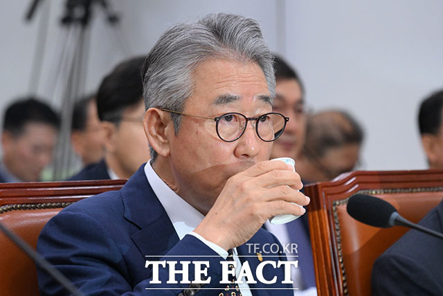 강호동 농협중앙회장(왼쪽)이 증인 선서를 하고 있다.