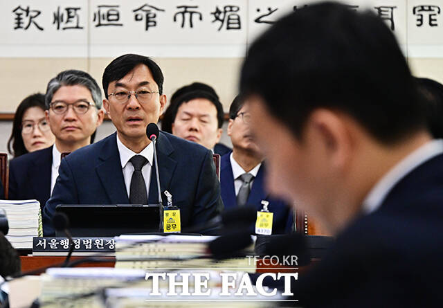 질의에 답변하는 정선재 서울행정법원장.
