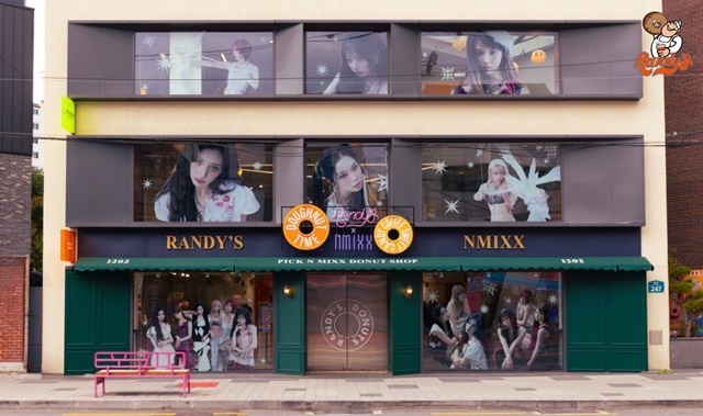 랜디스도넛이 JYP엔터테인먼트 소속 걸그룹 엔믹스(NMIXX)의 미니 6집 발매를 기념해 멤버들이 직접 기획한 도넛 6종을 한정 출시한다. 이번에 선보이는 도넛은 멤버 6명이 직접 제안한 재료 조합과 메뉴 이름을 바탕으로 개발됐다. 사진은 서울 연남점 전경. /랜디스도넛