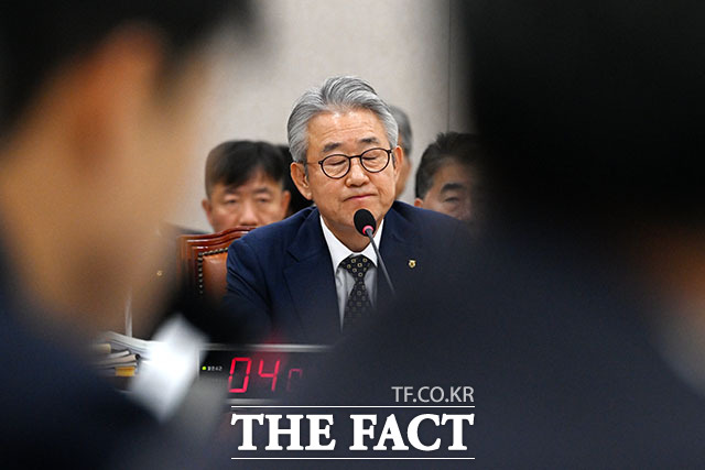 강호동 농협중앙회장(왼쪽)이 증인 선서를 하고 있다.