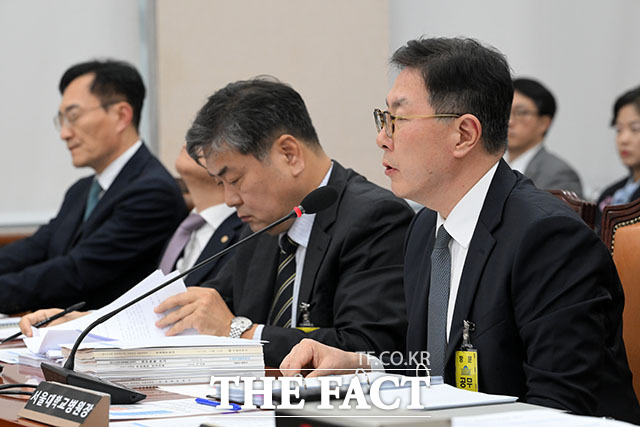 답변하는 백남종 서울대학교병원장(오른쪽).