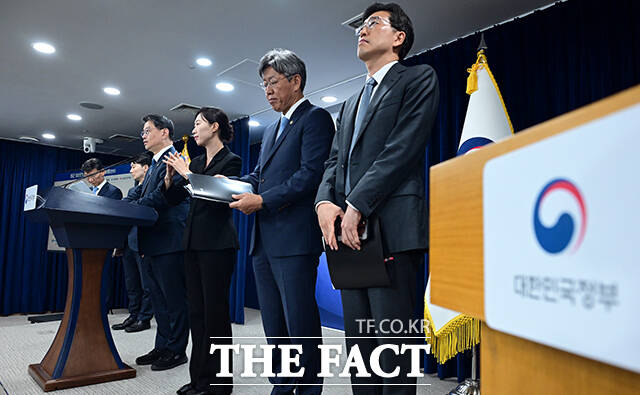 김이탁 국토교통부 1차관(오른쪽 세 번째)이 16일 오후 서울 종로구 정부서울청사에서 열린 제1차 주택공급 정례브리핑에 참석해 주택공급 추진 상황과 함께 향후 공급 계획을 밝히고 있다. /임영무 기자