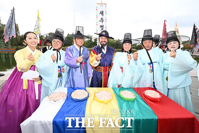사또 복장을 한 유동균 마포구청장(가운데)이 16일 오전 서울 마포구 월드컵공원 평화광장에서 열린 '제19회 마포나루 새우젓축제'에서 새우젓을 들고 기념촬영을 하고 있다. /남윤호 기자