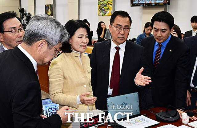 이진숙 국민의힘 의원이 16일 오후 서울 여의도 국회 과학기술정보방송통신위원회에서 열린 KBS·EBS·방송문화진흥회·시청자미디어재단 등에 대한 국정감사에서 감사중지가 선언되자 이동하고 있다.