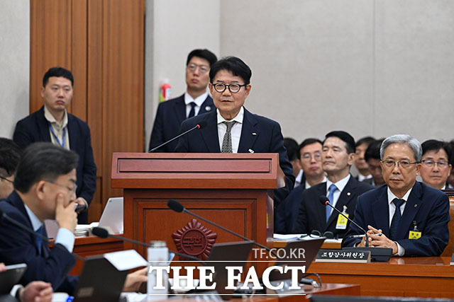강호동 농협중앙회장(왼쪽)이 증인 선서를 하고 있다.