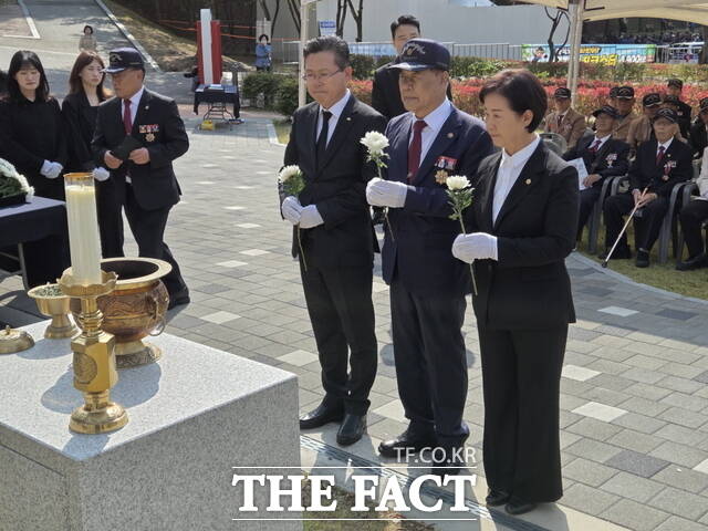 장기수 천안시장, 김세제 무공수훈자회 천안시지회장, 엄소영 천안시의회 의장이 무공수훈자 공적비 앞에서 헌화하고 있다. /정효기 기자