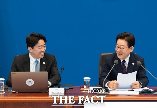 이 대통령이 지난 3월 19일 청와대에서 주재한 수석보좌관회의에서 강 당시 실장과 미소를 짓는 모습. /청와대