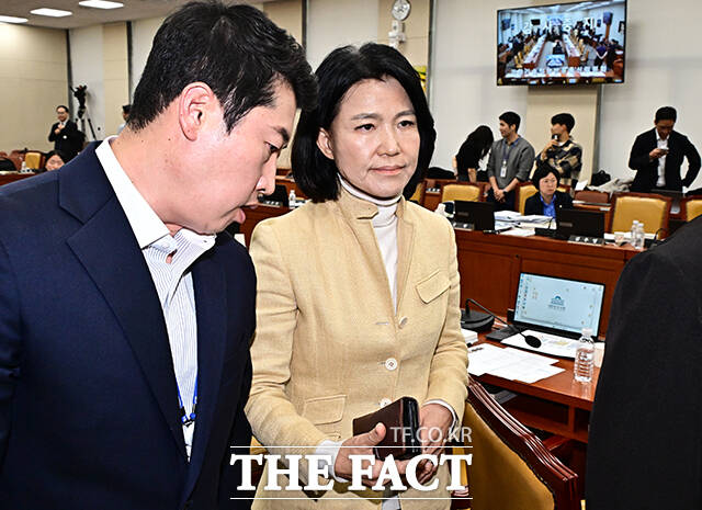 이진숙 국민의힘 의원이 16일 오후 서울 여의도 국회 과학기술정보방송통신위원회에서 열린 KBS·EBS·방송문화진흥회·시청자미디어재단 등에 대한 국정감사에서 감사중지가 선언되자 이동하고 있다.