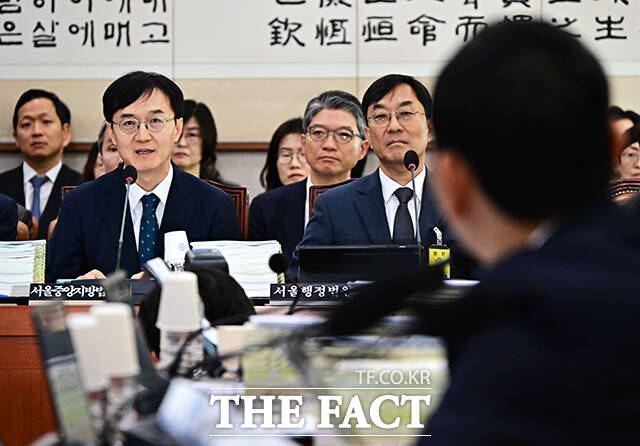 답변하는 오민석 서울중앙지방법원장.