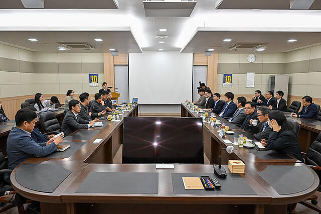 16일 영주시가 일본 영사관·경제단체 관계자를 초청, 베어링 산업 현장을 홍보했다. 현장토론 모습. /영주시