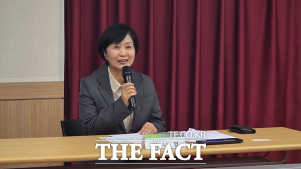 이나영 대전시의회 교육위원장이 16일 동구 성남동 행정복지센터에서 성남중학교 설립을 위한 정책토론회를 개최한 가운데 이 위원장이 토론회를 진행하고 있는 모습. /정예준 기자