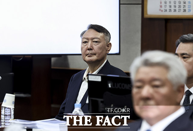 조은석 특별검사팀(내란특검)이 12·3 비상계엄 선포 명분을 만들고자 '평양 무인기 작전'을 지시한 혐의로 기소된 윤석열 전 대통령에게 1심과 같은 징역 30년을 선고해달라고 재판부에 요청했다. 윤 전 대통령이 지난해 9월 서울 서초구 서울중앙지방법원에서 열린 특수공무 집행 방해 혐의 첫 재판에 출석해 있다./사진공동취재단