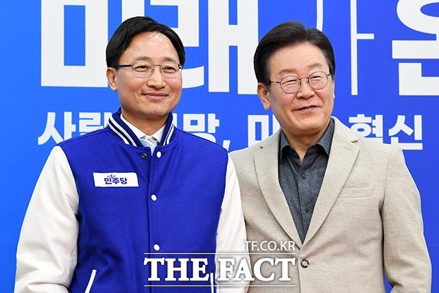이재명 당시 민주당 대표가 2024년 2월 16일 국회에서 열린 인재환영식에서 영입인사인 임광현 전 국세청 차장과 기념촬영을 하는 모습. /남용희 기자
