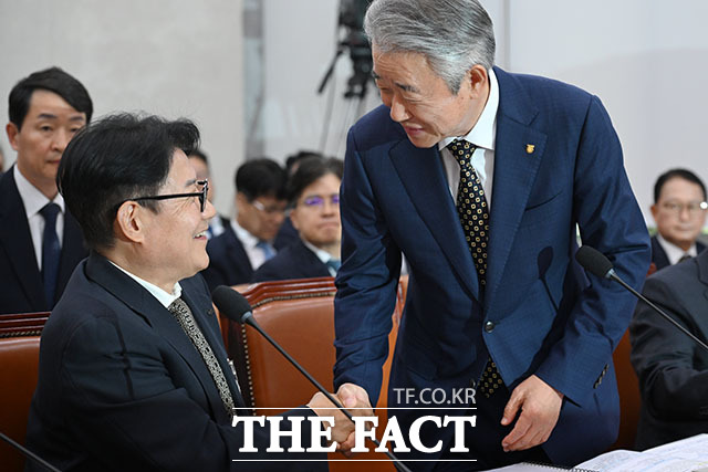 강호동 농협중앙회장(왼쪽)이 증인 선서를 하고 있다.