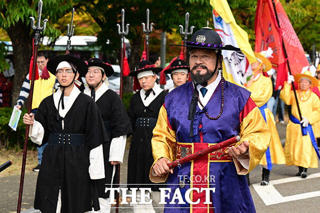 사또로 변한 유동균 마포구청장이 퍼레이드에 참여하고 있다.