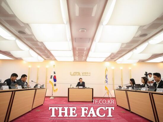 최현덕 경기 남양주시장(가운데)을 비롯한 남양주시 관계자, 관계 기관 담당자, 국토·도시 분야 전문가 등이 16일 남양주시청 여유당에서 열린 '내 집 앞 10분 생활권'의 추진방향을 구체화하기 위한 보고회에서 의견을 나누고 있다. /남양주시