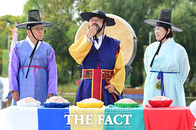 새우젓 감별하는 유동균 사또.