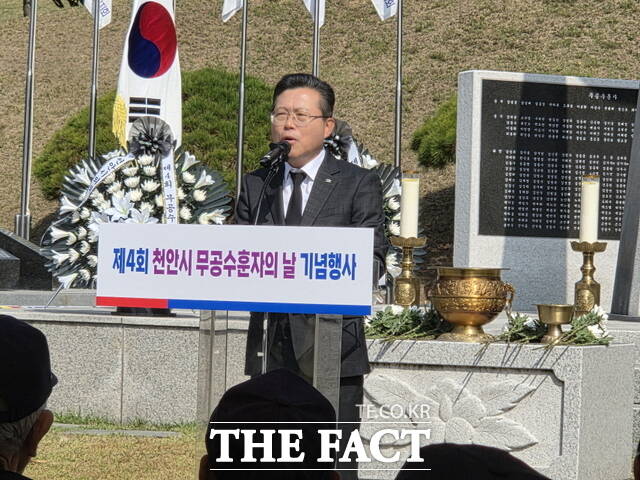 장기수 천안시장이 제4회 천안시 무공수훈자의 날 기념식에서 국가유공자 예우를 강조하며 축사를 하고 있다. /정효기 기자