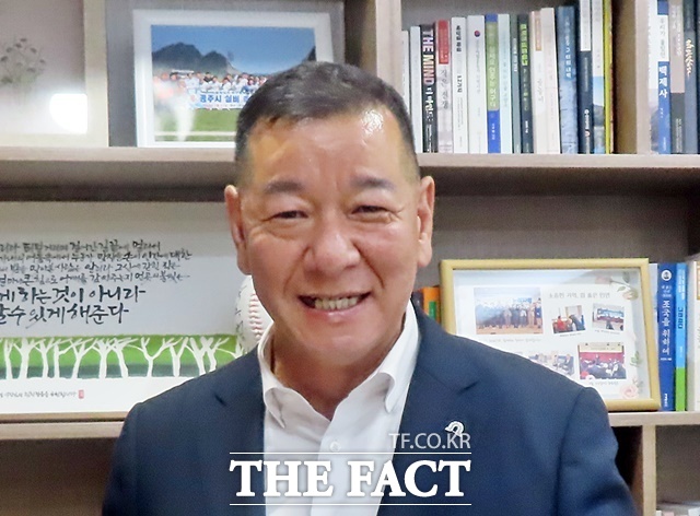 최원철 공주시장이 15일 집무실에서 <더팩트>와 인터뷰를 하고 있다. /김형중 기자