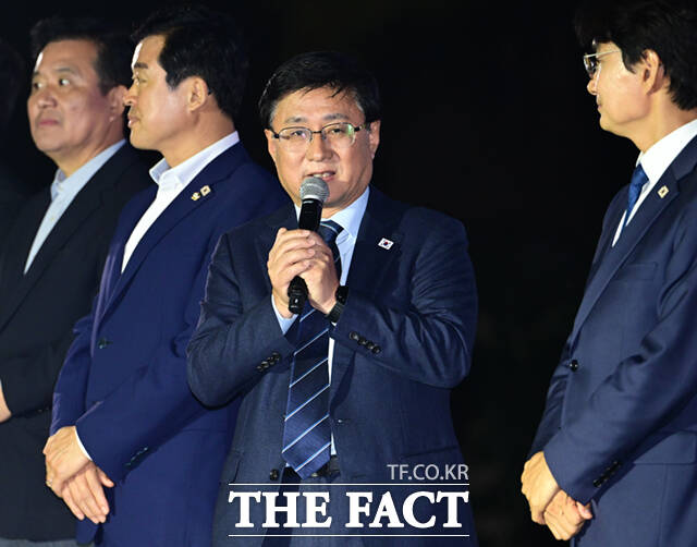 김성환 기후에너지환경부 장관(가운데)과 서준오 노원구청장 등 참석자들이 16일 오후 서울 노원구 당현천 수변 공간 '당현마루'에서 열린 '2026 노원달빛산책: 새로운 달' 개막점등식에 참석해 기념촬영하고 있다.