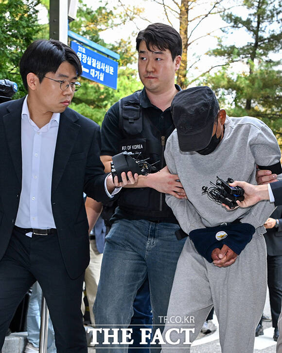 최 씨가 입장을 취재진의 질문을 받고 있다.