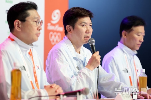 지난 10월 4일 일본 아이치현 나고야시 코리아하우스에서 열린 2026 아이치·나고야 아시안게임 결산 기자회견에 참석해 인사말을 하고 있는 유승민 대한체육회장(가운데). 오른쪽은 대한탁구협회 경기력향상 위원장이었을 때 국가대표 바꿔치기 혐의로 유승민 회장과 함께 경찰에 고발된 김택수 진천선수촌장. / 뉴시스