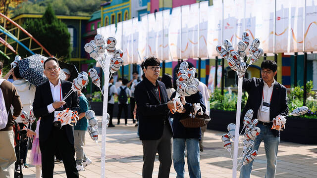지난 15일 경기 과천 서울랜드에서 열린 SK하이닉스 임직원 가족 행사 '땡스풀데이'에서 SK하이닉스 임직원들이 참석자들을 맞이하고 있다. /SK하이닉스