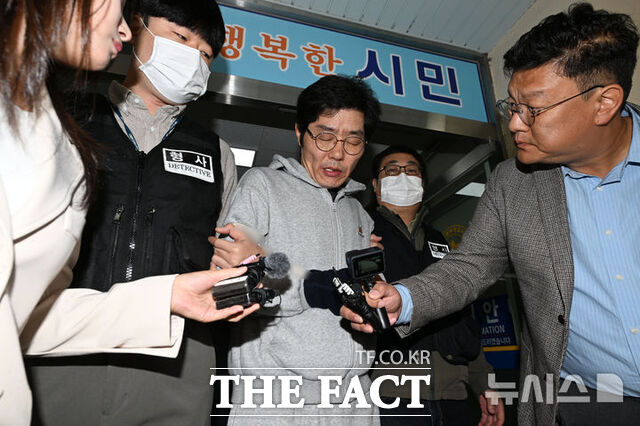 강도살인 혐의를 받는 박용수(53·가운데)가 16일 오전 전남광주시 동구 동부경찰서에서 공소청으로 송치되고 있다. 박용수는 채무를 이유로 지인 60대 부부를 살해하고 현금카드를 빼앗아 달아난 혐의를 받고 있다. /뉴시스