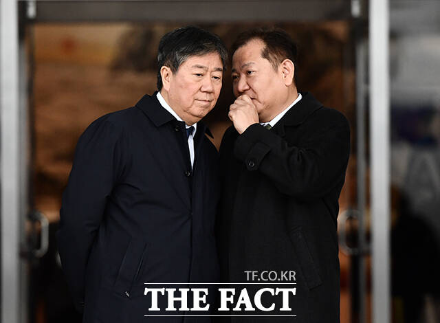 네덜란드 순방길에 오르는 윤석열 대통령의 환송 행사에 나선 김대기 대통령실 비서실장(왼쪽)과 이상민 행정안전부 장관이 11일 오전 경기도 성남시 서울공항에서 대화를 나누고 있다. /더팩트 DB