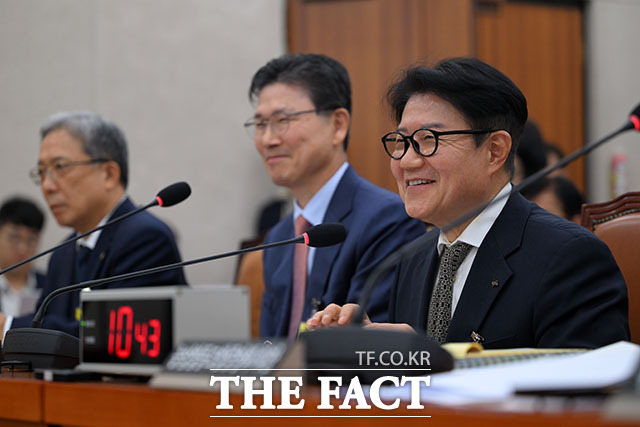 강호동 농협중앙회장(왼쪽)이 증인 선서를 하고 있다.