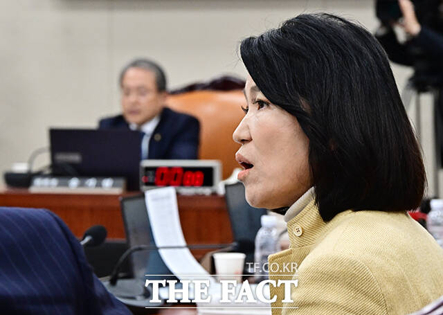 이진숙 국민의힘 의원이 16일 오후 서울 여의도 국회 과학기술정보방송통신위원회에서 열린 KBS·EBS·방송문화진흥회·시청자미디어재단 등에 대한 국정감사에서 감사중지가 선언되자 이동하고 있다.