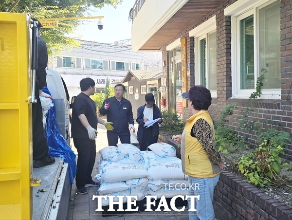 민권기 대전 신탄진농협 조합장이 10월 15일 조합원 1000여 명에게 천일염(소금 20kg) 약 1000포를 무상으로 지원했다. /농협대전지역본부