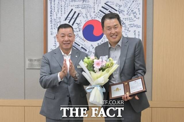 최원철 공주시장이 16일 이상철 금강개발 대표(오른쪽)가 1억 원의 기부금을 완납하며 충남사회복지공동모금회 아너 소사이어티 회원에 가입한 것을 축하하고 있다. /공주시
