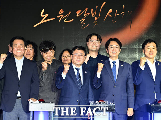 김성환 기후에너지환경부 장관(가운데)과 서준오 노원구청장 등 참석자들이 16일 오후 서울 노원구 당현천 수변 공간 '당현마루'에서 열린 '2026 노원달빛산책: 새로운 달' 개막점등식에 참석해 기념촬영하고 있다.