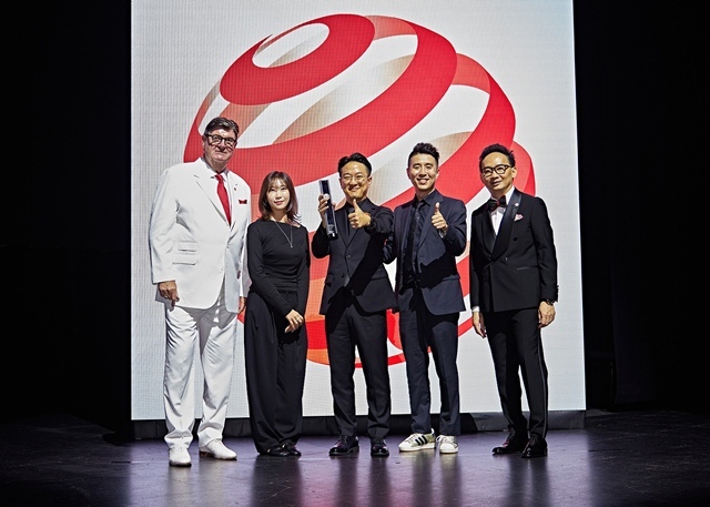 지난 15일(현지시간) 싱가포르에서 열린 '레드닷 디자인 어워드 2026' 시상식에서 한국타이어 '아이플렉스 Gen2' 프로젝트 담당자들이 최우수상을 수상한 뒤 기념촬영을 하고 있다. (왼쪽부터) 피터 젝 레드닷 CEO, 한국타이어 프로젝트 담당자 3명, 켄 쿠 레드닷 아시아태평양지역 사장. /한국타이어