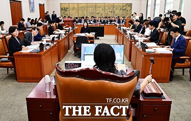 국민의힘 소속 국회 문화체육관광위원회 위원들은 15일 서울 종묘와 태릉을 방문했다. 사진은 지난달 26일 국회에서 열린 문체위 전체회의에서 안건을 상정하는 이재정 문체위원장. /배정한 기자