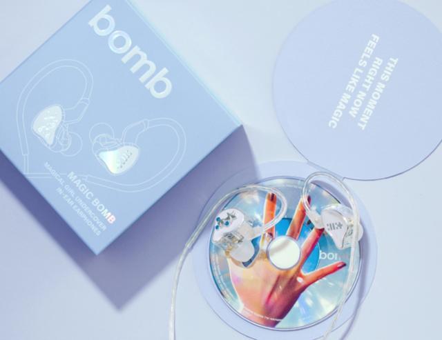 CD에 굿즈를 결합한 형태인 머치 앨범이 다양해지고 있다. 아일릿은 미니 3집 'bomb' 발매 당시 인이어 이어폰 머치 버전(사진)을 출시했다. 평소 K팝을 즐겨듣는 30대 여성 A 씨는 이때 아일릿의 앨범을 처음 구매했다. /빌리프랩