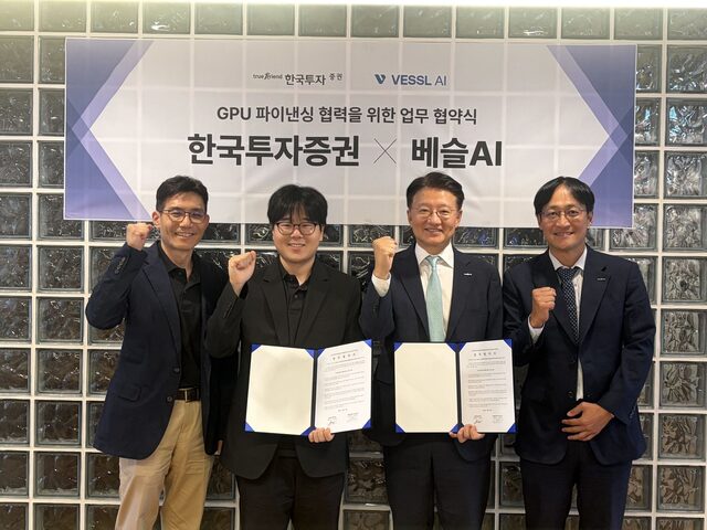 방창진(오른쪽에서 두 번째) 한국투자증권 PF그룹장이 지난 15일 서울 강남구 베슬AI 사옥에서 열린 베슬AI와 'GPU 파이낸싱' 업무 협약식에서 임은천(왼쪽부터) 베슬AI CFO, 안재만 베슬AI 대표, 안성진 한국투자증권 프로젝트금융담당과 기념 사진을 촬영하고 있다. /한국투자증권