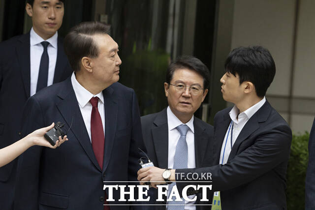 윤석열 전 대통령이 지난해 5월 서울 서초구 서울중앙지방법원에서 열린 내란 우두머리 혐의, 직권남용 권리행사방해 혐의 사건 4차 공판의 오전 재판 종료 후 점심 식사를 위해 나서며 자신을 연호하는 지지자들 쪽을 바라보고 있다. /사진공동취재단