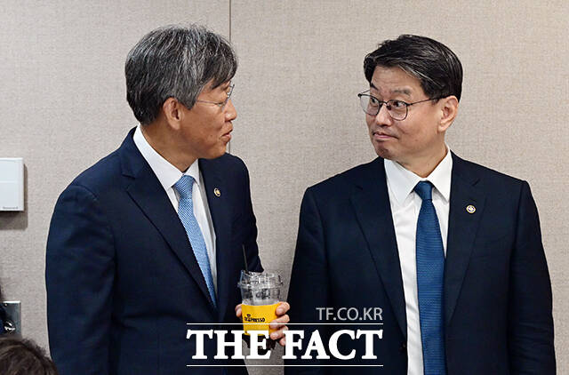 김용수 국무조정실 국무2차장과 김이탁 국토교통부 1차관이 16일 오후 서울 종로구 정부서울청사에서 열린 제1차 주택공급 정례브리핑에 참석해 대화를 나누고 있다. /임영무 기자